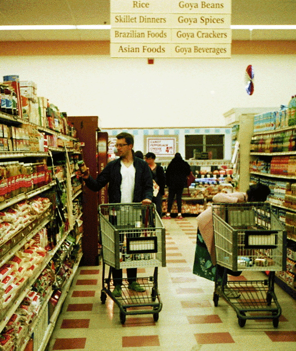 A four-frame stereoscopic capture in a supermarket aisle.